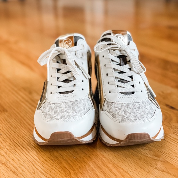 Like new* Michael Kors Two-Tone Logo Trainer - Picture 2 of 6